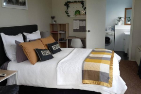 Clover Hill Studio Apartment, Milton